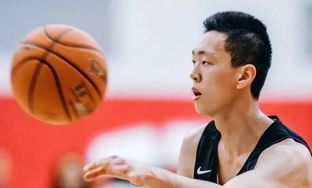 包含集结日NBA季后赛焦点战；北京首钢官宣签约；悬念犹存；年轻球员得到机会的词条