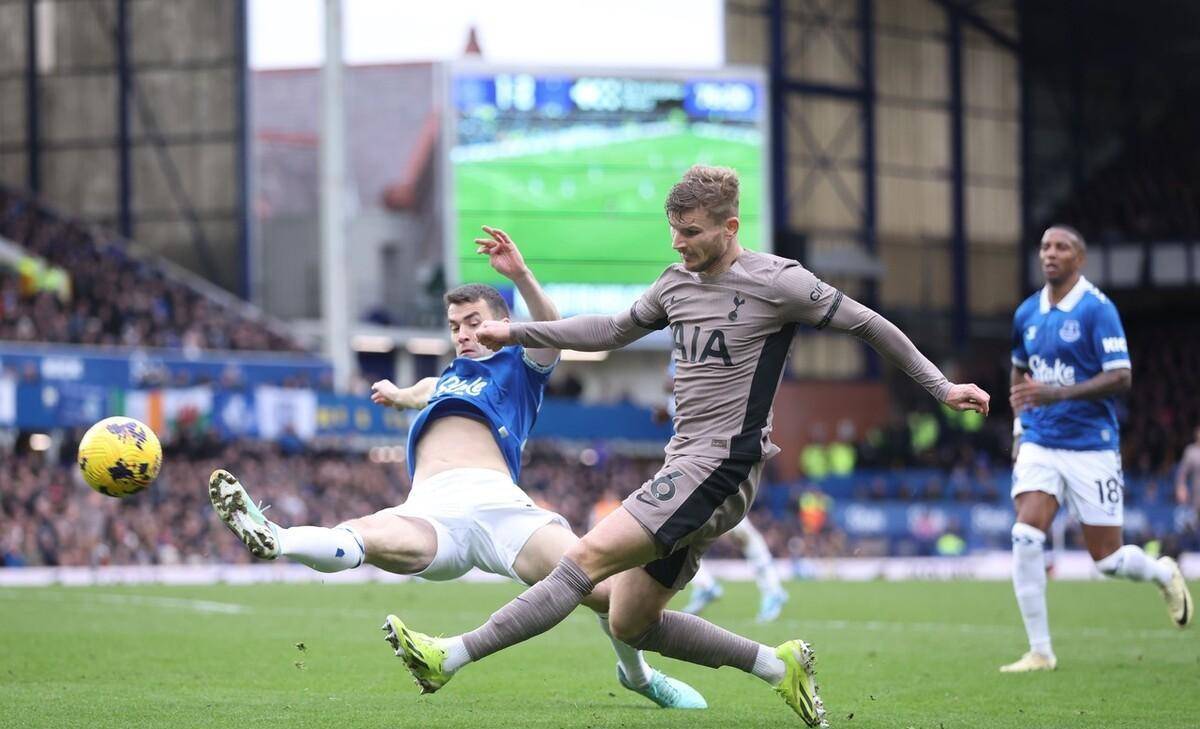 拉齐奥窗口期官宣签约阿斯顿维拉围绕西甲篮板制胜，连对手都承认：阿贾克斯今晨战术微调的简单介绍